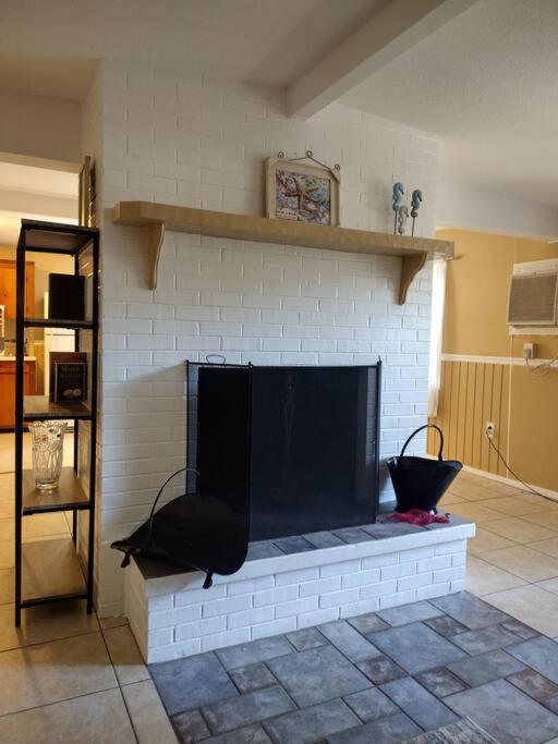 Cozy Vintage Waterfront Home With Fireplace And Kayaks Spring Hill Exteriör bild