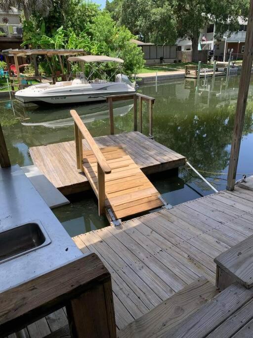 Cozy Vintage Waterfront Home With Fireplace And Kayaks Spring Hill Exteriör bild