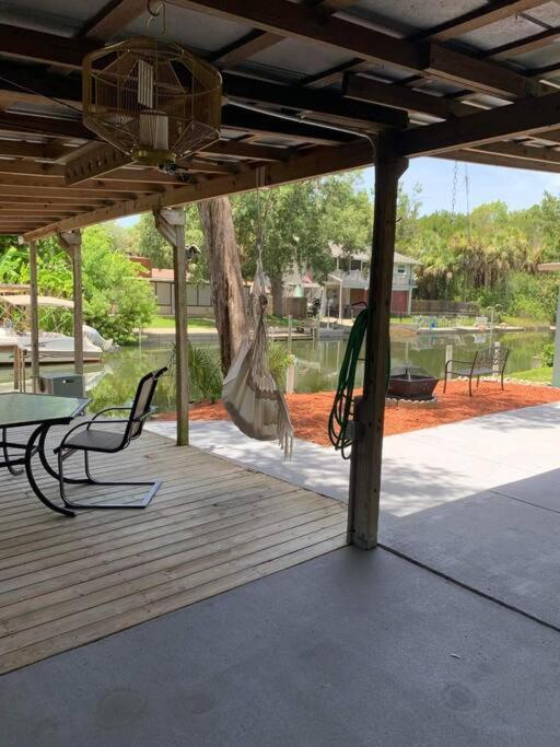 Cozy Vintage Waterfront Home With Fireplace And Kayaks Spring Hill Exteriör bild